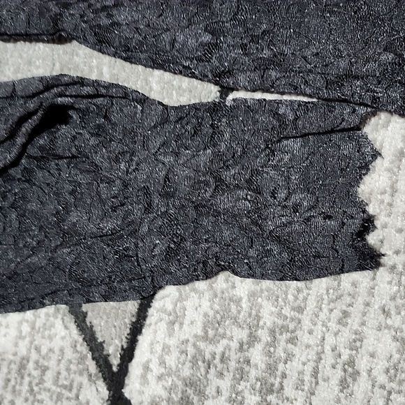 FLORAL LACE BLACK SHEER FITTED MOCK-NECK LONG-SLEEVED TOP - Picture 5 of 15